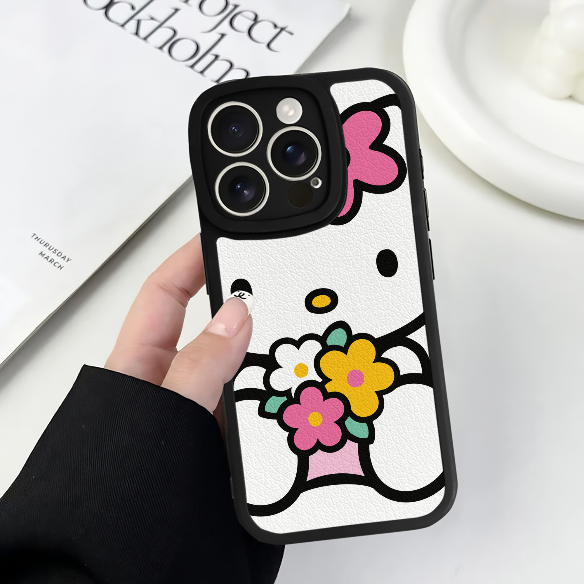 （画像用） Hello Kitty ハローキティ 【iPhone 16シリーズ対応】シリコンスマホケース（レザー調） 材質：シリコン